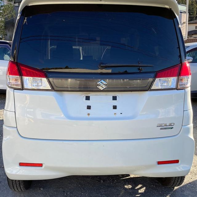 White Suzuki Solio